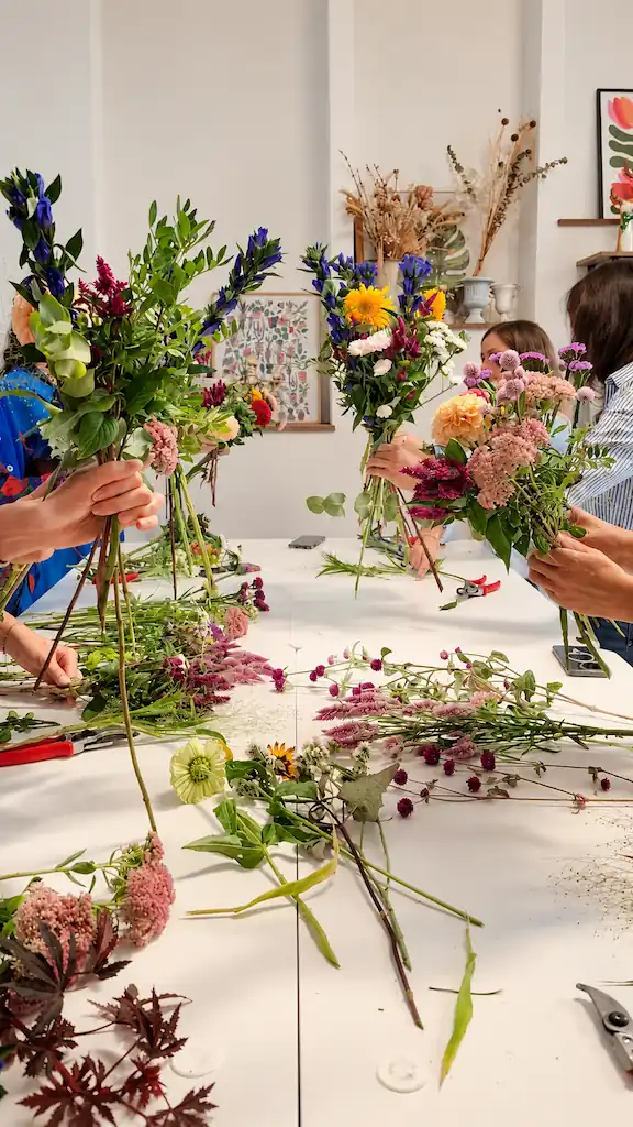 Participants composant des bouquets lors des Journées de la Fleur Française à Strasbourg
