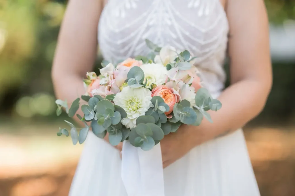 Bouquet de mariée aux fleurs blanches et pêche réalisé par La Petite Marchande de Fleurs à Strasbourg