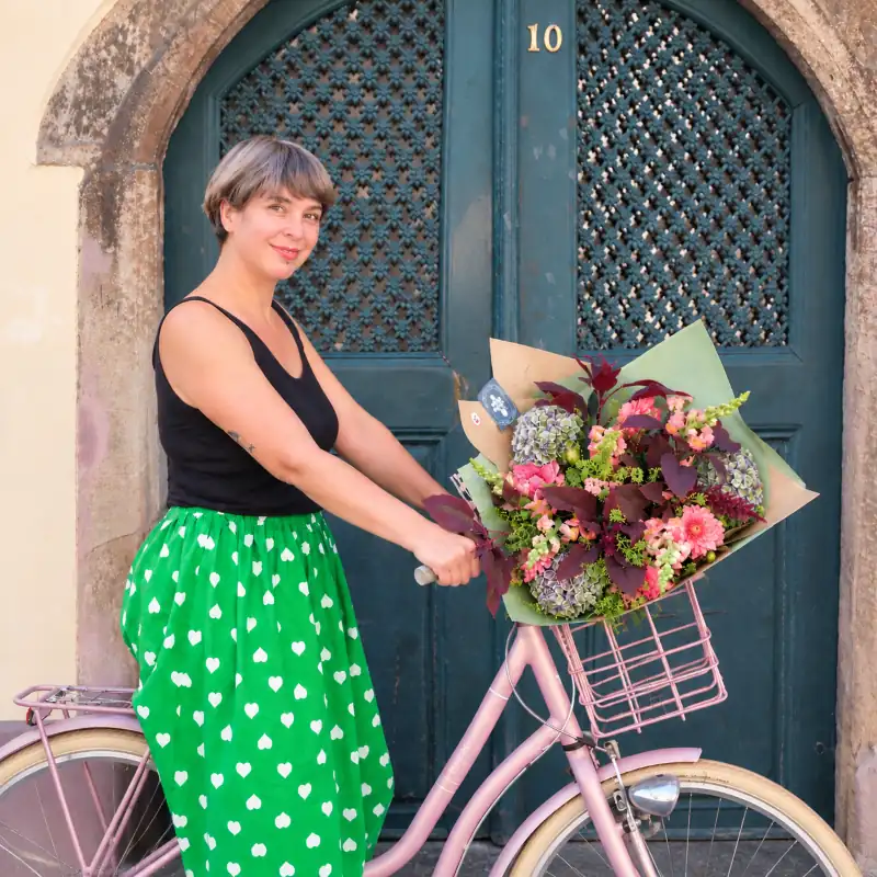 Bouquet de fleurs livré à vélo à Strasbourg par La Petite Marchande de Fleurs