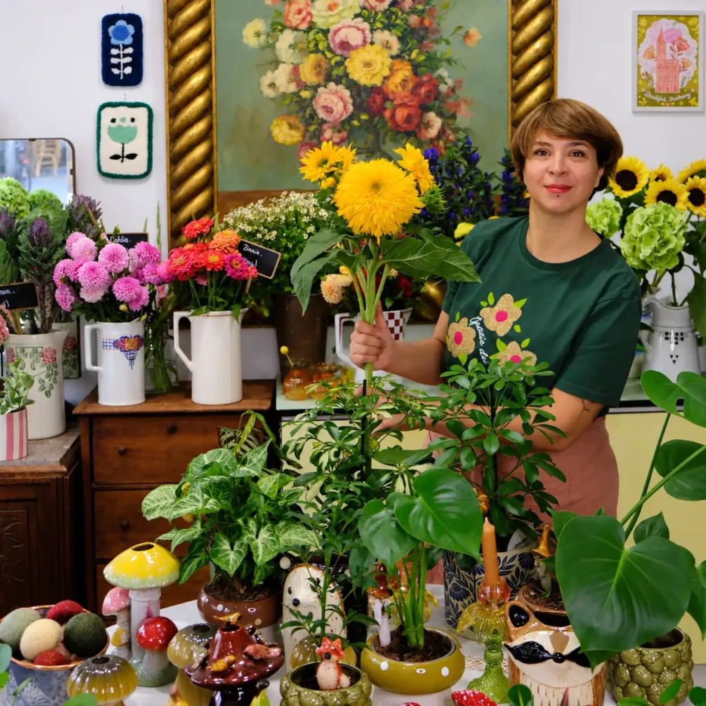 Fleuriste tenant un bouquet de fleurs jaunes dans sa locales, de saison et sans pesticides à Strasbourg