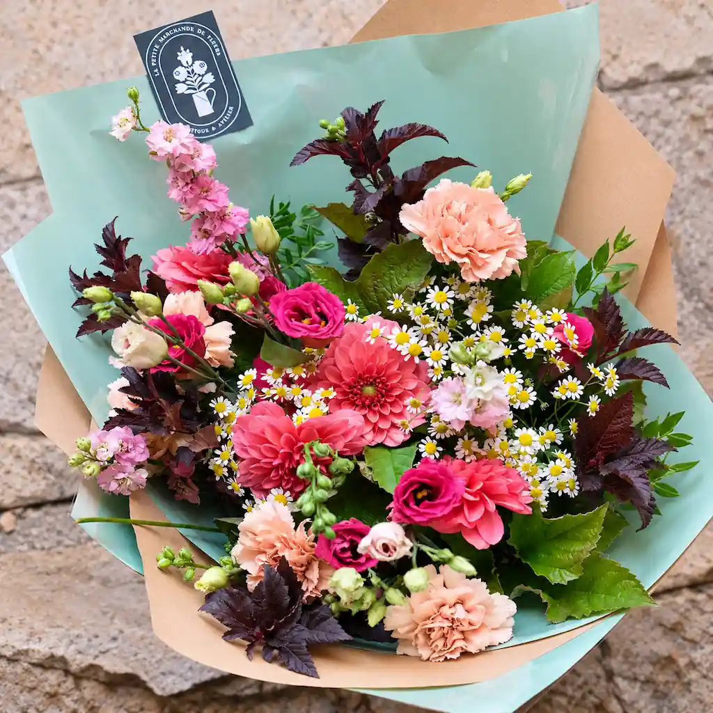 Bouquet de fleurs fraîches roses, blanches et corail réalisé par La Petite Marchande de Fleurs